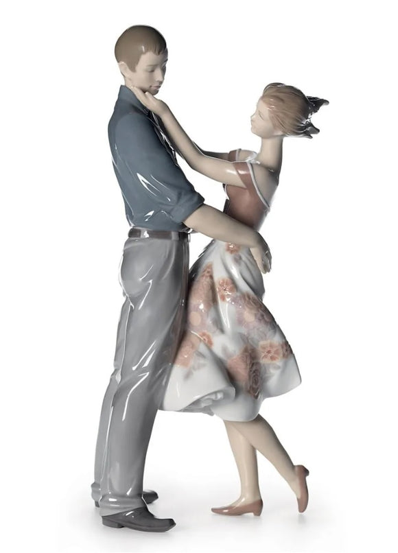 Happy Encounter Couple Figurine (SKU: 01008330)