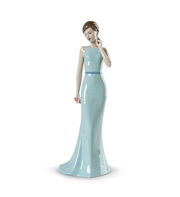NAO by Lladró Sweet Elegance with Flower (SKU: 02001924)