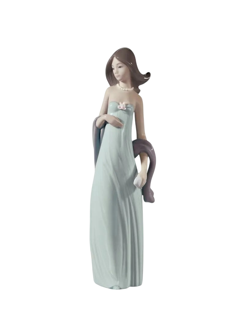 Lladró Ingenue Woman Figurine (SKU: 01005487)