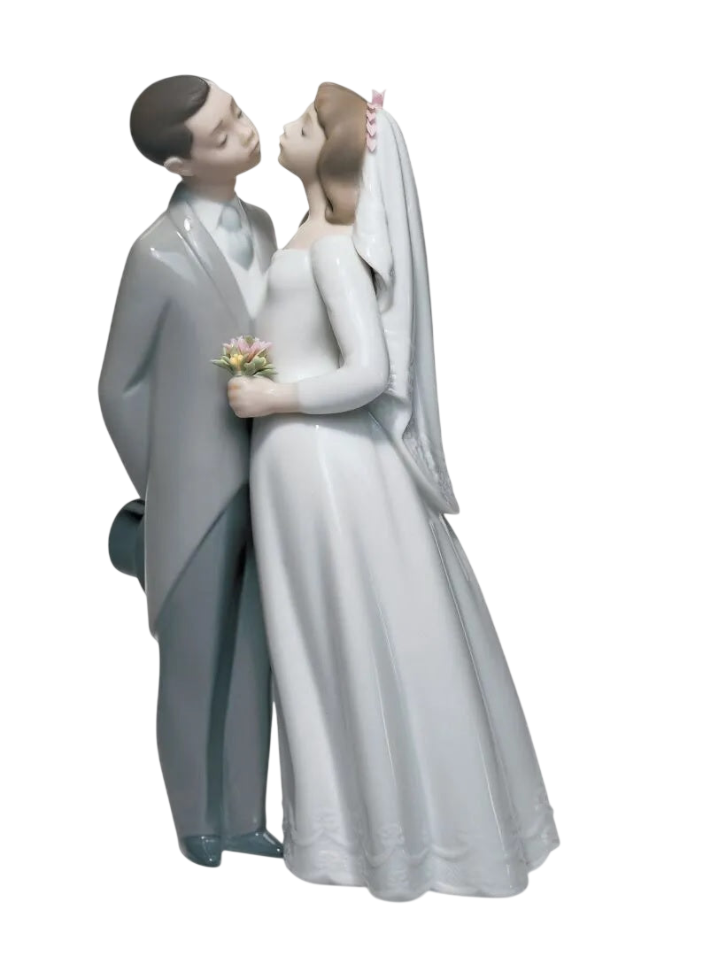 Lladró A Kiss to Remember Couple Figurine (SKU: 01006620)