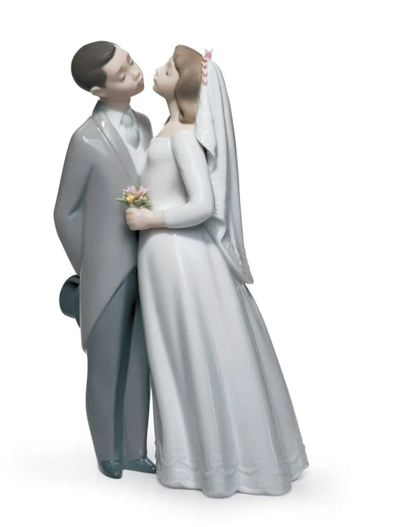 Lladró A Kiss to Remember Couple Figurine (SKU: 01006620)