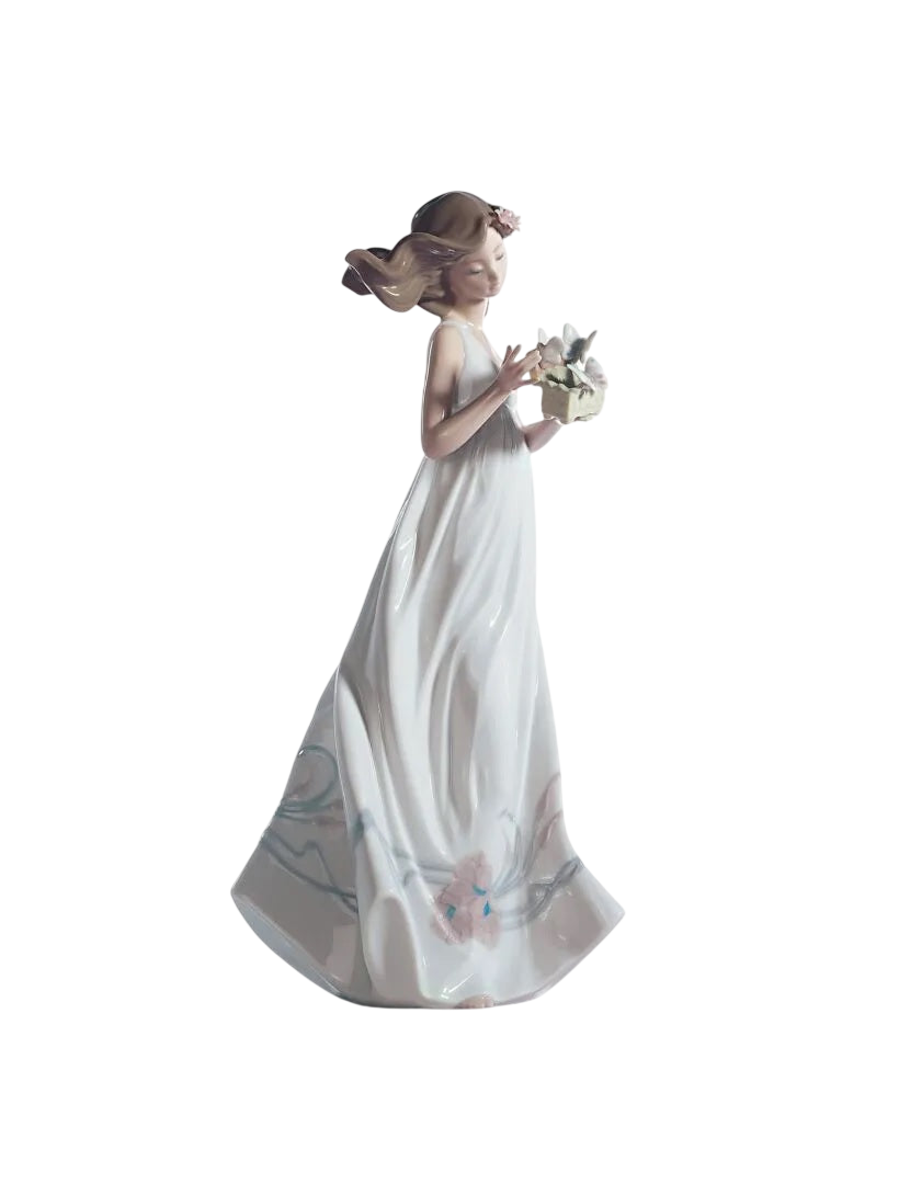 Lladró Butterfly Treasures Woman Figurine (SKU: 01006777)