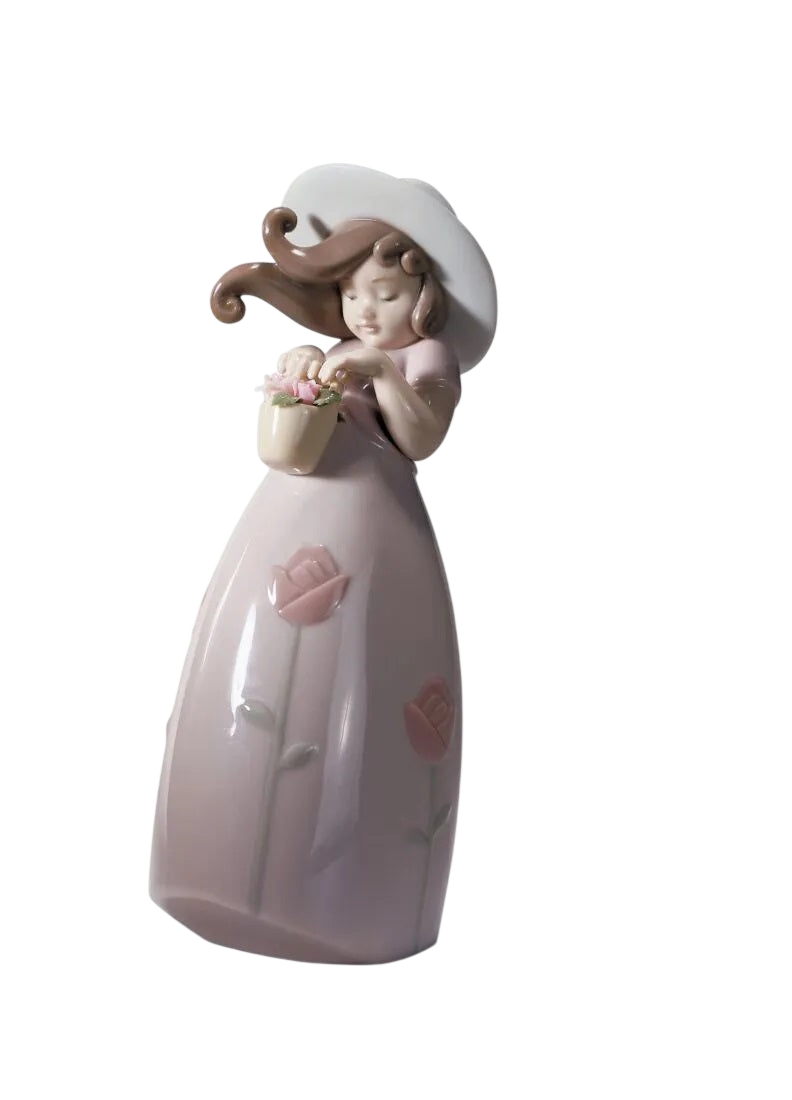 Lladró Little Rose Girl Figurine (SKU: 01008042)
