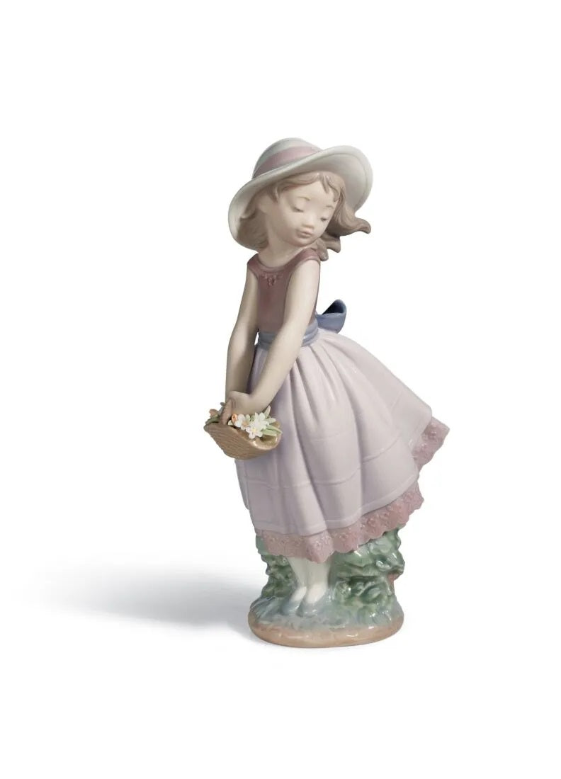 Lladró Pretty Innocence Girl Figurine (SKU: 01008246)