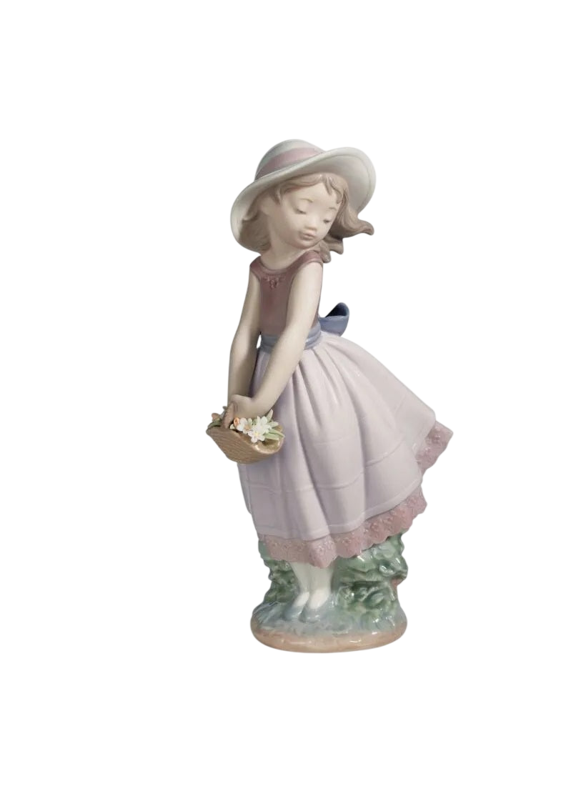 Lladró Pretty Innocence Girl Figurine (SKU: 01008246)
