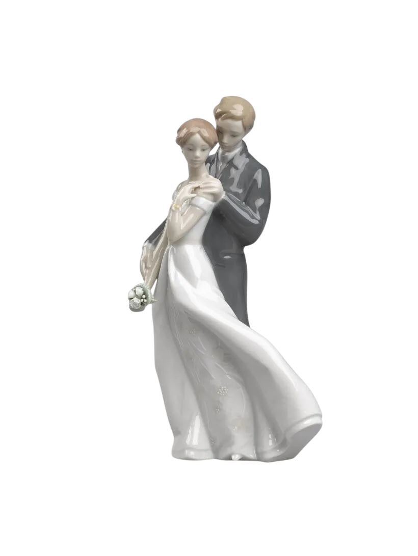 Lladró Everlasting Love Couple Figurine (SKU: 01008274)
