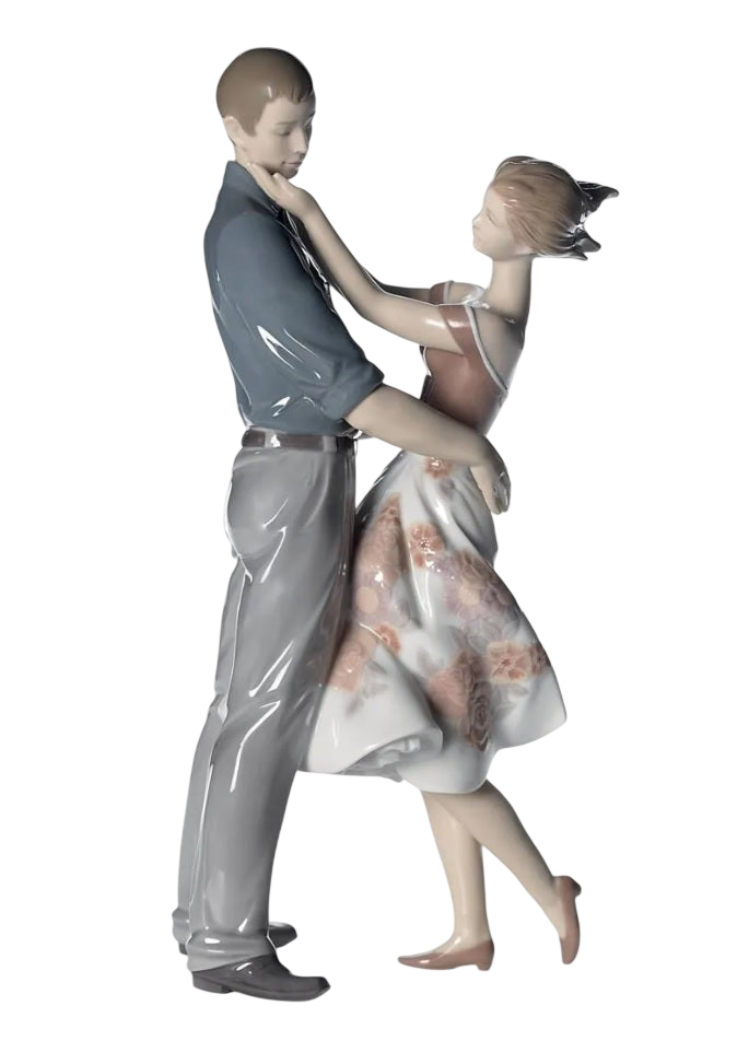 Lladró Happy Encounter Couple Figurine (SKU: 01008330)