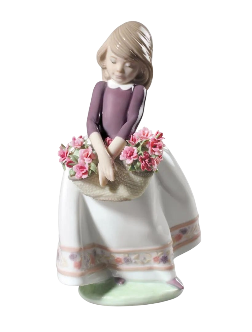 Lladró May Flowers Girl Figurine. Special Version (SKU: 01009178)