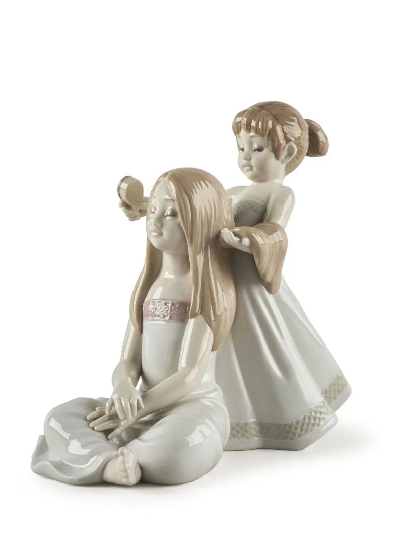 Lladró Combing Your Hair Sculpture (SKU: 01009587)