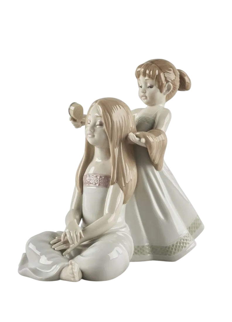 Lladró Combing Your Hair Sculpture (SKU: 01009587)