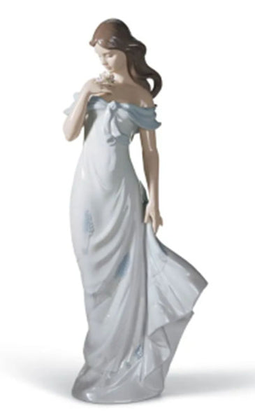 LLADROフィギュア 薄紫色ドレス Lladró Dancing in the Wind Woman Sculpture | FormFluent